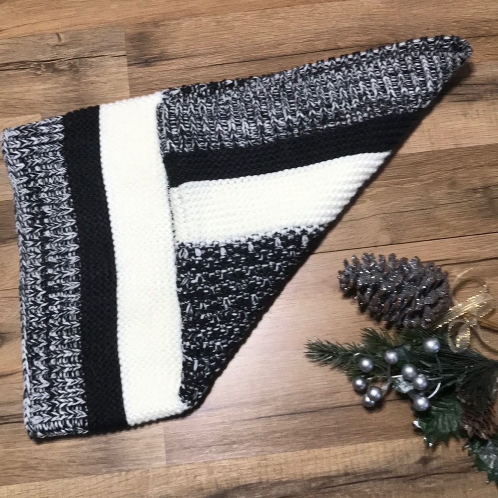 NEW GAP Infinity Scarf Black and White Knit